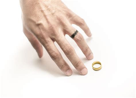 what causes a ring to turn your finger green|14k gold turning finger green.